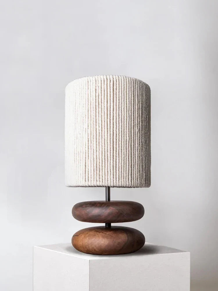 RusticTwine | Lampada da tavolo Japandi in intreccio di noce | Lampada in legno artigianale con paralume in corda e luce LED calda