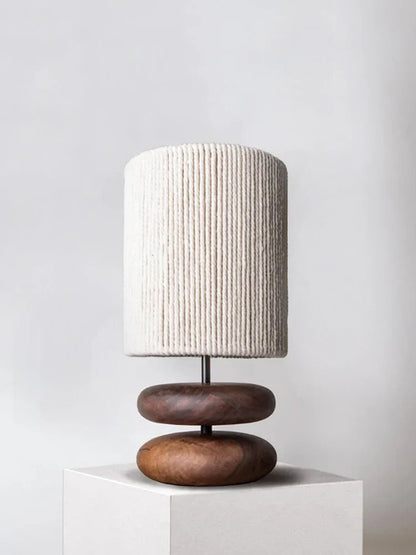 RusticTwine | Lampada da tavolo Japandi in intreccio di noce | Lampada in legno artigianale con paralume in corda e luce LED calda