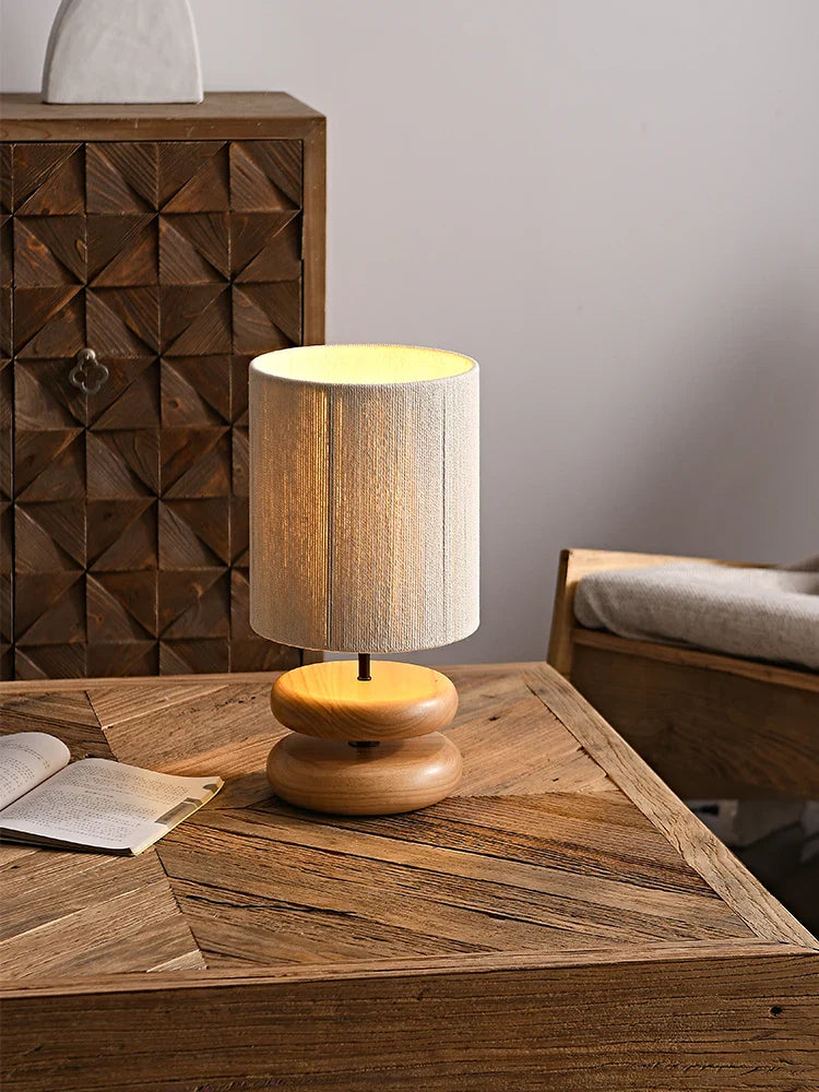 RusticTwine | Lampada da tavolo Japandi in intreccio di noce | Lampada in legno artigianale con paralume in corda e luce LED calda