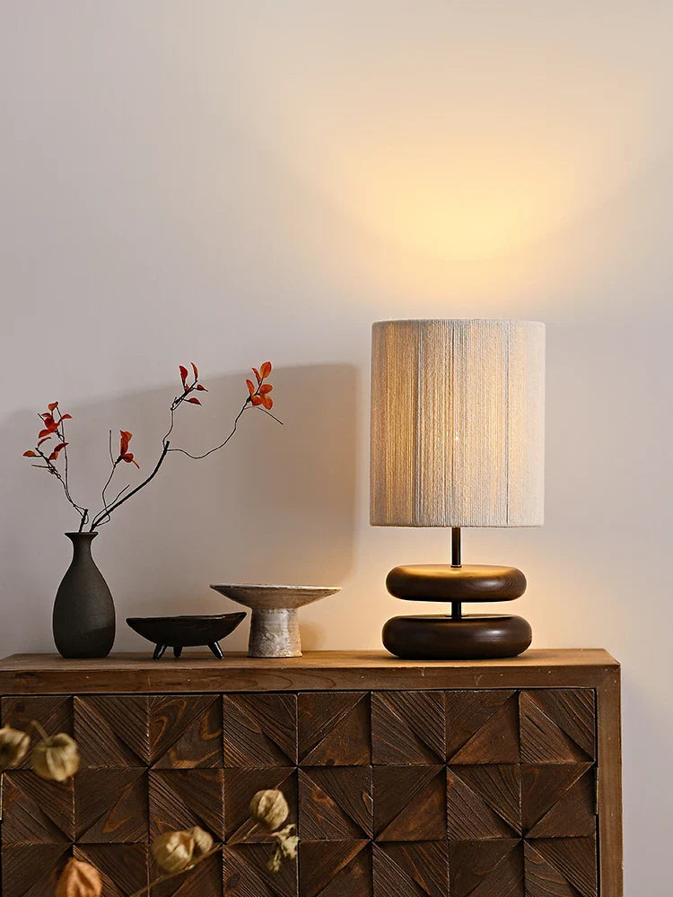 RusticTwine | Lampada da tavolo Japandi in intreccio di noce | Lampada in legno artigianale con paralume in corda e luce LED calda