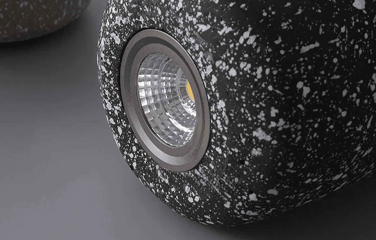 Kiva Cast | lampada a sospensione in cemento dal design industriale con tecnologia LED
