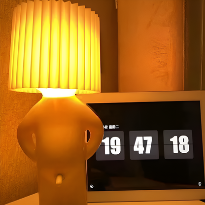 LumoPal Shy | Lampada da tavolo LED a forma di figura – dimmerabile e decorativa