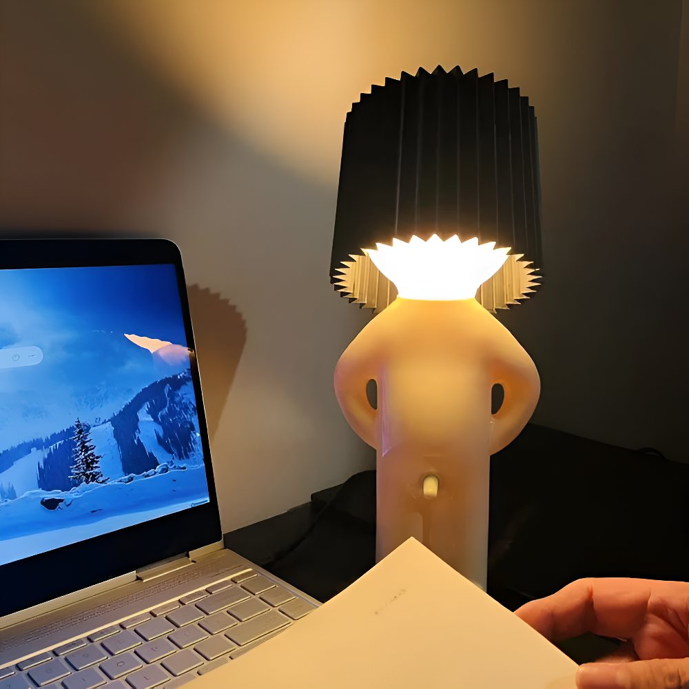 LumoPal Shy | Lampada da tavolo LED a forma di figura – dimmerabile e decorativa