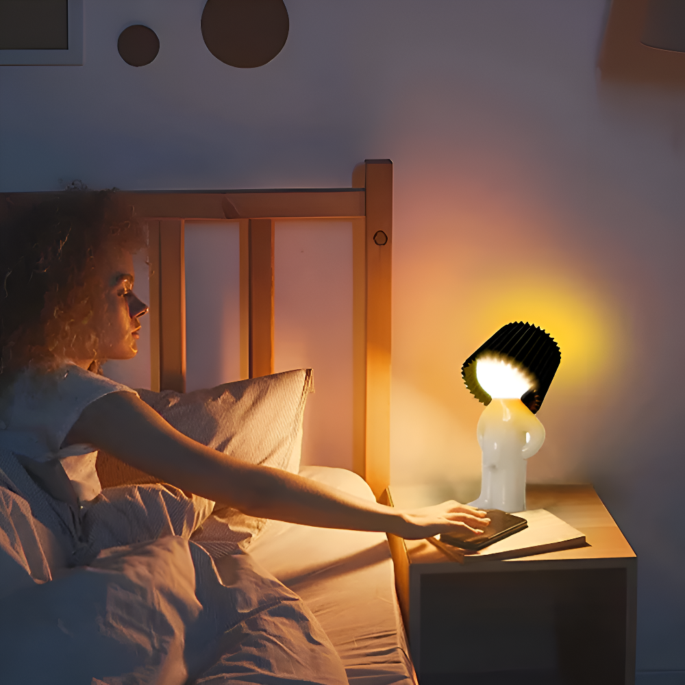 LumoPal Shy | Lampada da tavolo LED a forma di figura – dimmerabile e decorativa