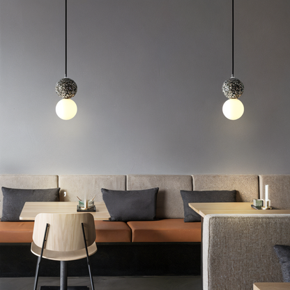 LumeGlobe – Elegante lampada a sospensione a doppia sfera in vetro e metallo per il tavolo da pranzo