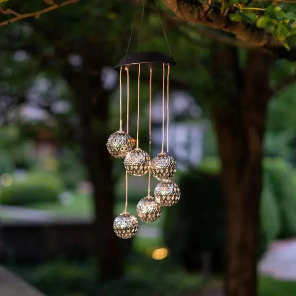 Lunara | Solar-Windspiel aus Metall mit Farbwechsel-LED für den Garten 2