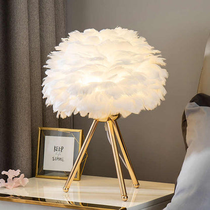 Plumora Lux | Lampada da tavolo dimmerabile con piume pregiate dal design moderno