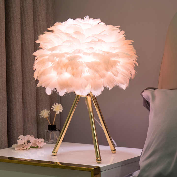 Plumora Lux | Lampada da tavolo dimmerabile con piume pregiate dal design moderno