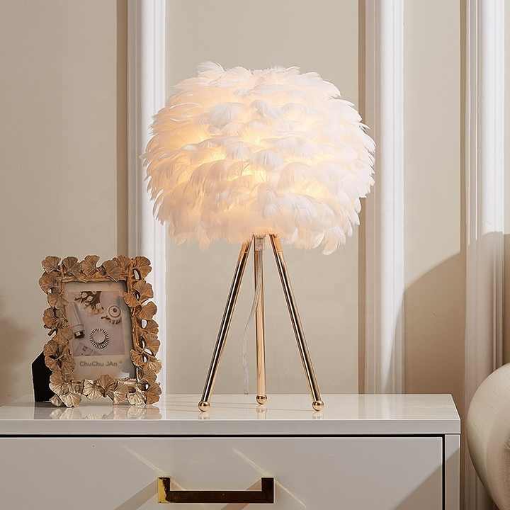Plumora Lux | Lampada da tavolo dimmerabile con piume pregiate dal design moderno