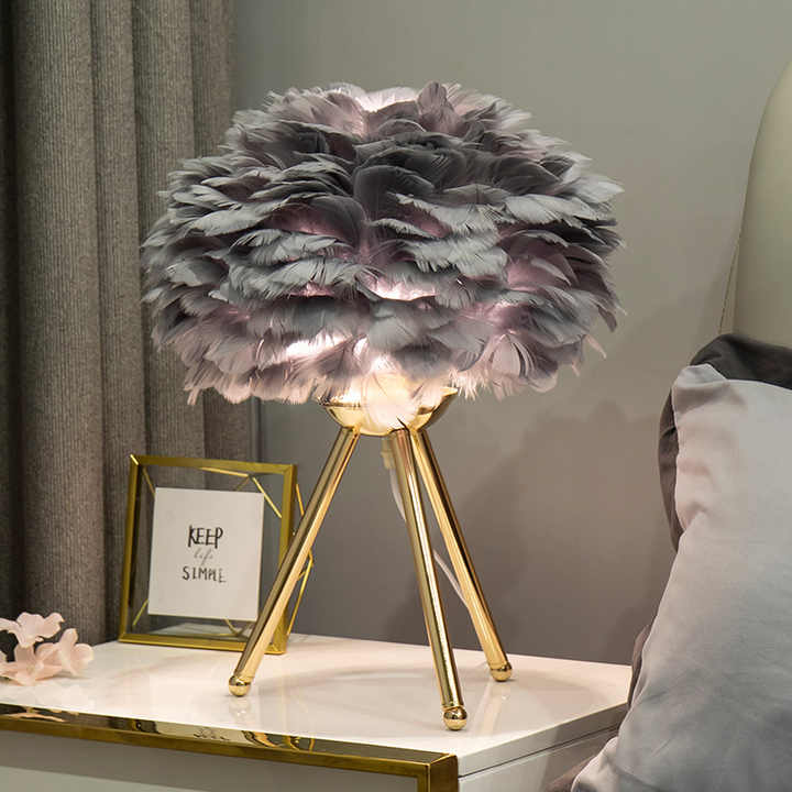 Plumora Lux | Lampada da tavolo dimmerabile con piume pregiate dal design moderno