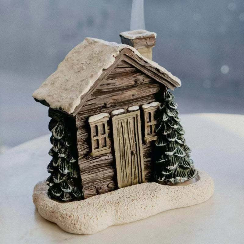 Hyttana | Weihnachtshaus als Winterdeko mit kleinen Tannenbäumen