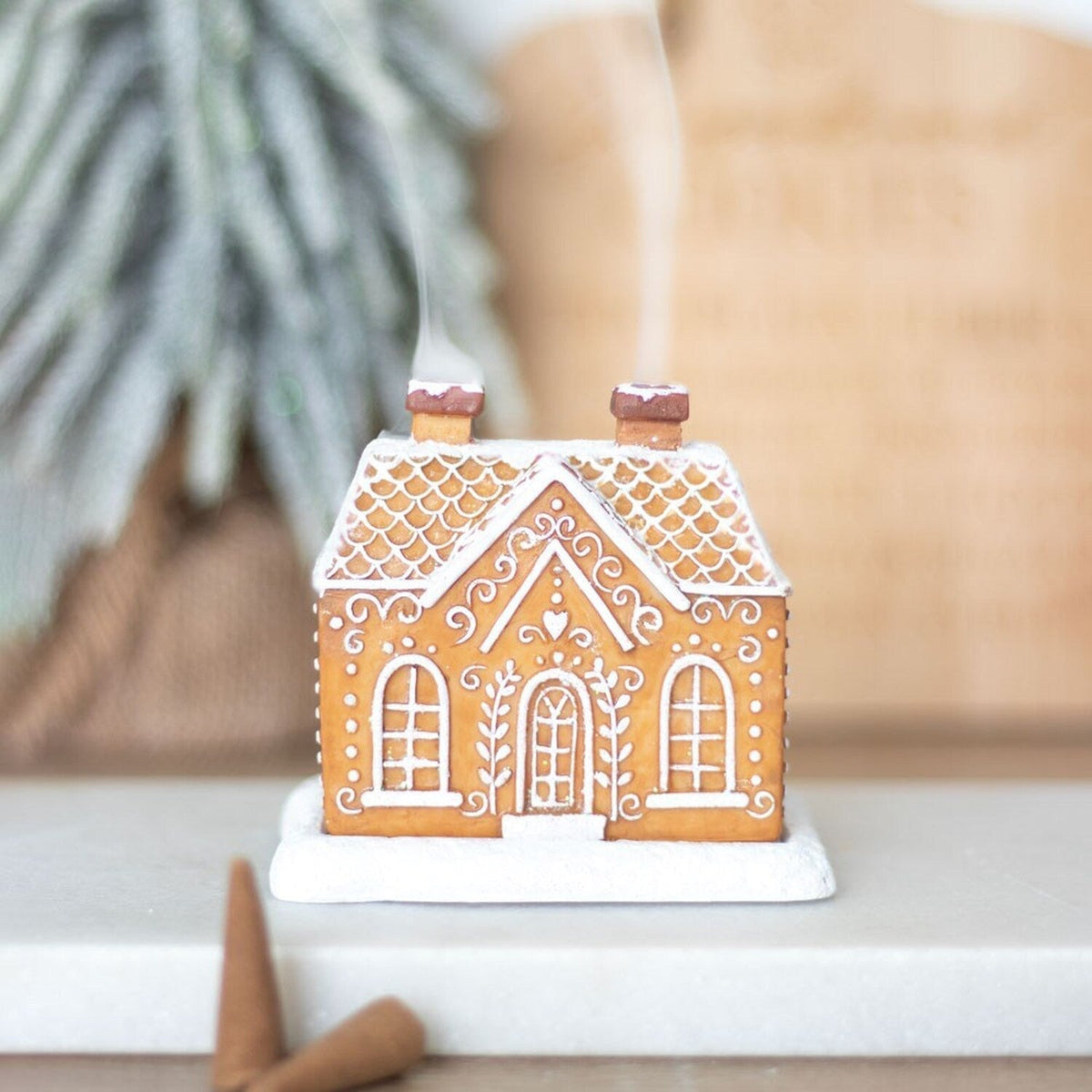 Hyttana | Weihnachtshaus als Winterdeko mit kleinen Tannenbäumen
