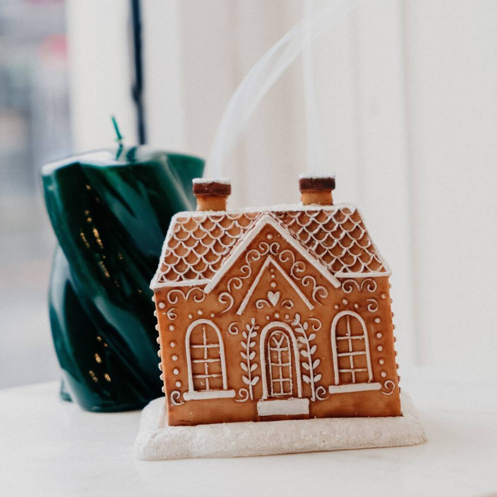 Hyttana | Weihnachtshaus als Winterdeko mit kleinen Tannenbäumen