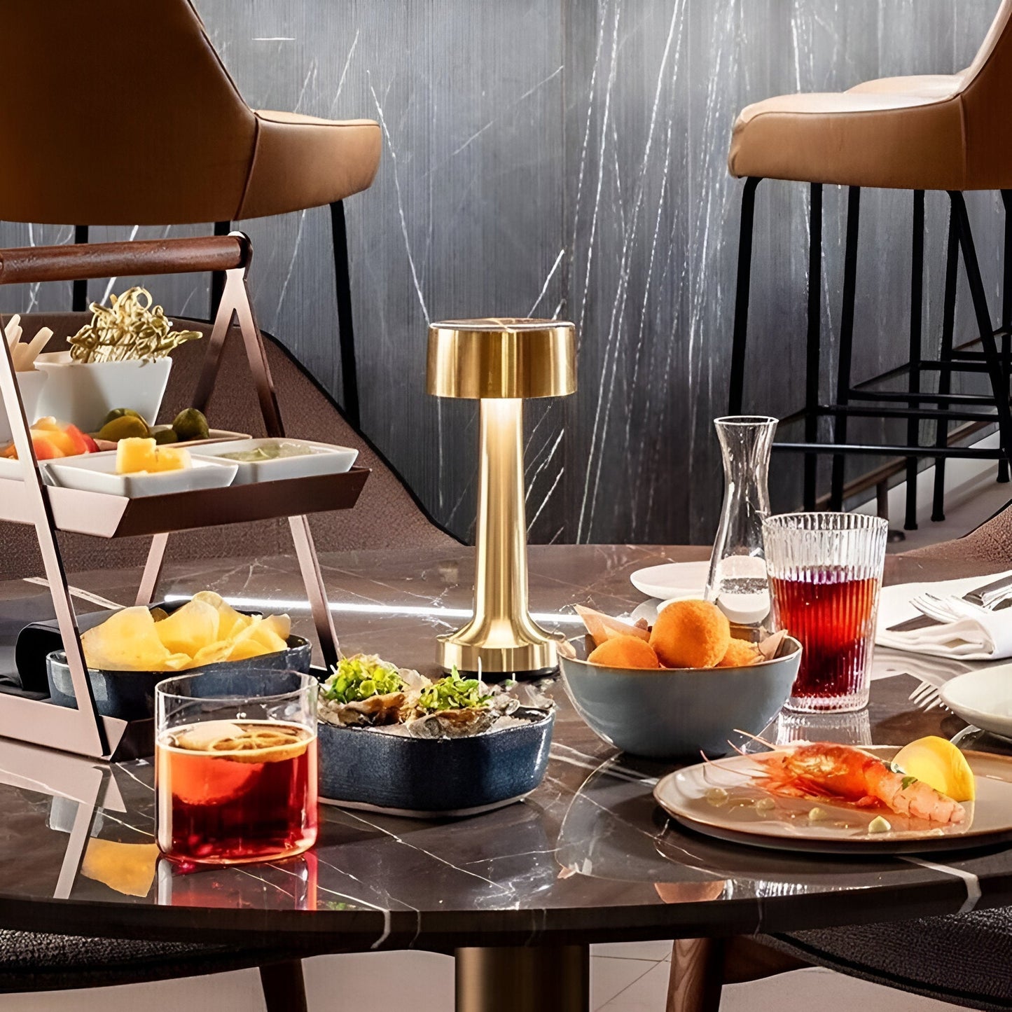 RetroLight | Lampada da tavolo LED elegante con funzione di ricarica wireless.