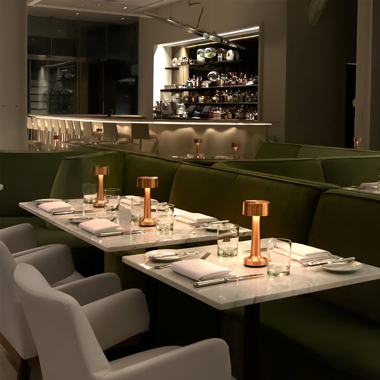 RetroLight | Lampada da tavolo LED elegante con funzione di ricarica wireless.