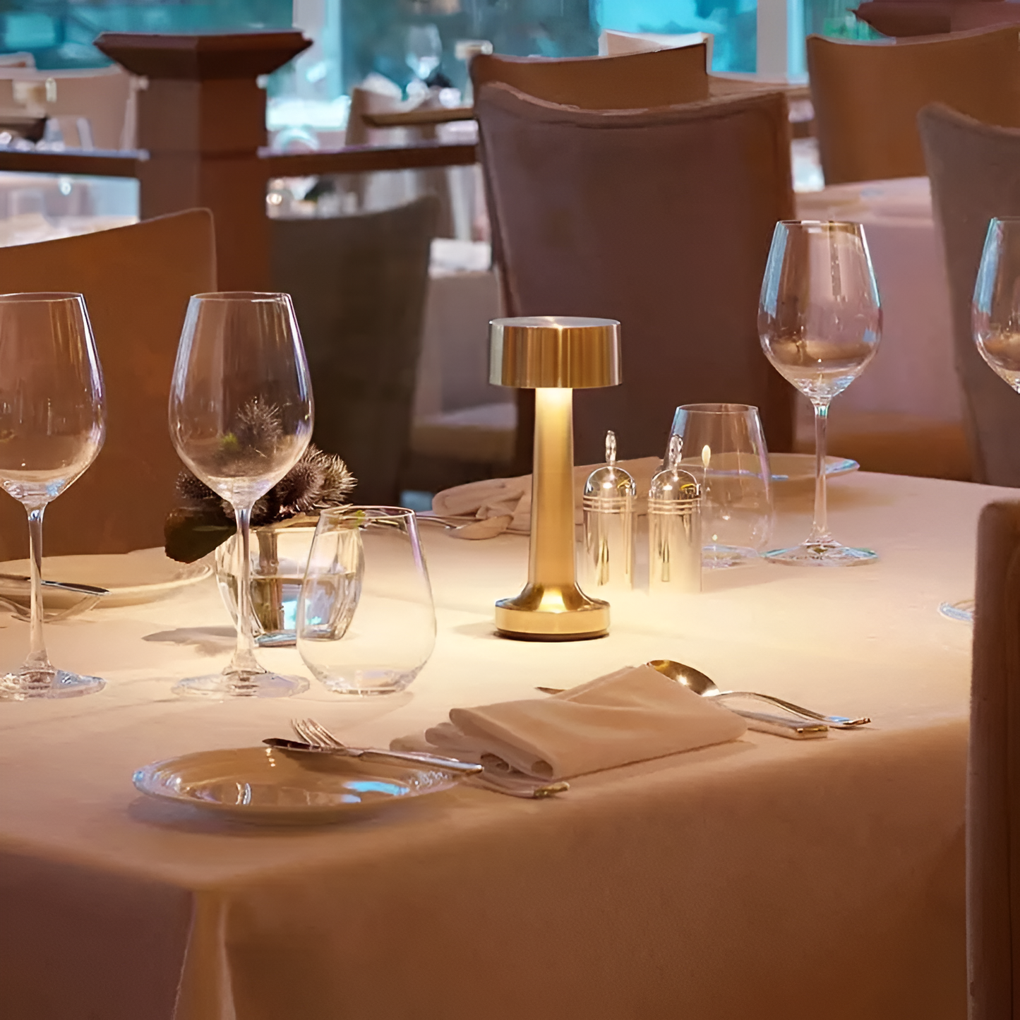RetroLight | Lampada da tavolo LED elegante con funzione di ricarica wireless.