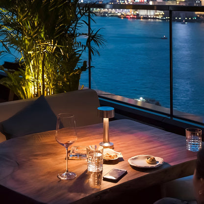 RetroLight | Lampada da tavolo LED elegante con funzione di ricarica wireless.