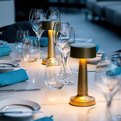 RetroLight | Lampada da tavolo LED elegante con funzione di ricarica wireless.