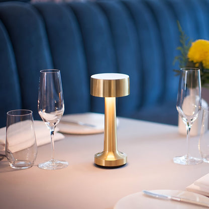 RetroLight | Lampada da tavolo LED elegante con funzione di ricarica wireless.