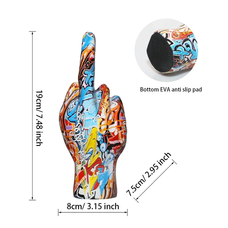 Brunno Figura | Scultura di mano graffiti in resina artistica come pezzo provocatorio