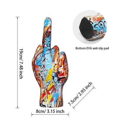 Brunno Figura | Scultura di mano graffiti in resina artistica come pezzo provocatorio