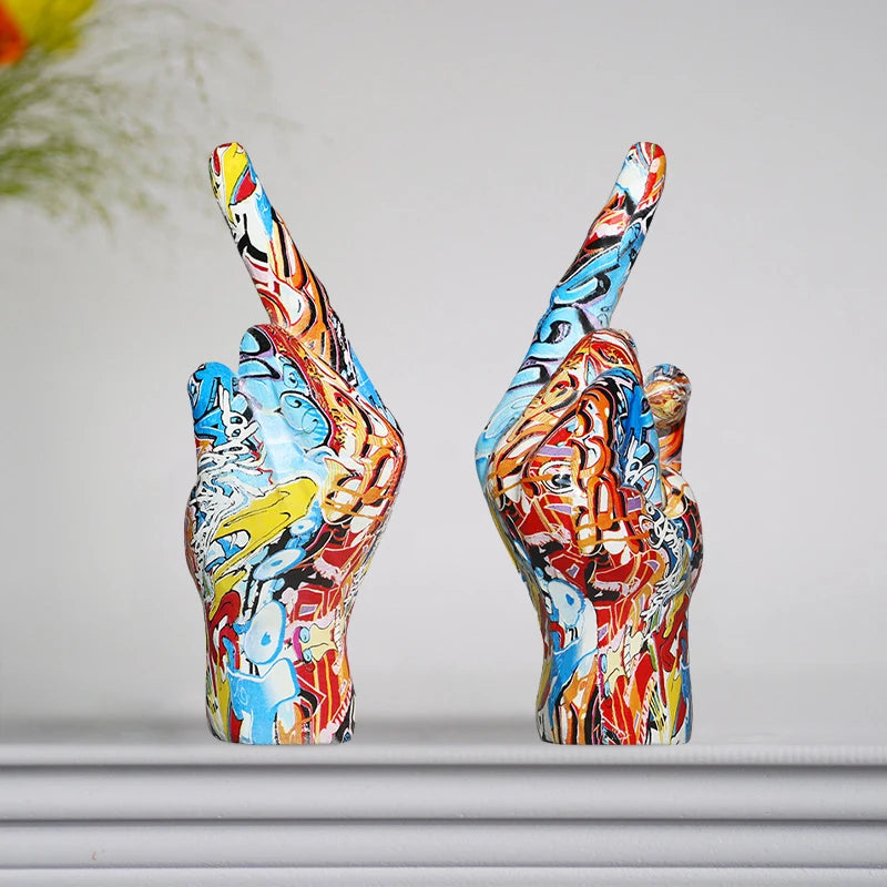 Brunno Figura | Scultura di mano graffiti in resina artistica come pezzo provocatorio