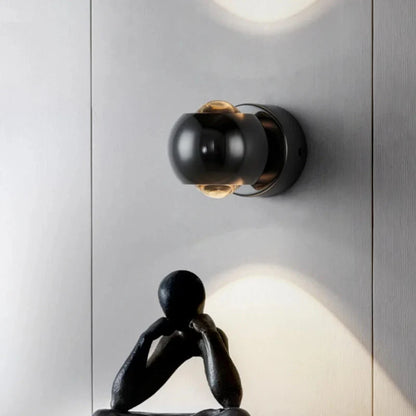 Lampada da parete LED Orbis – Lampada a sfera girevole in nero con orientamento luce a 360°