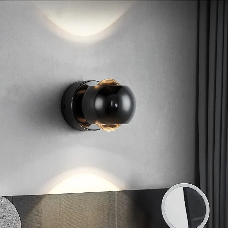 Lampada da parete LED Orbis – Lampada a sfera girevole in nero con orientamento luce a 360°