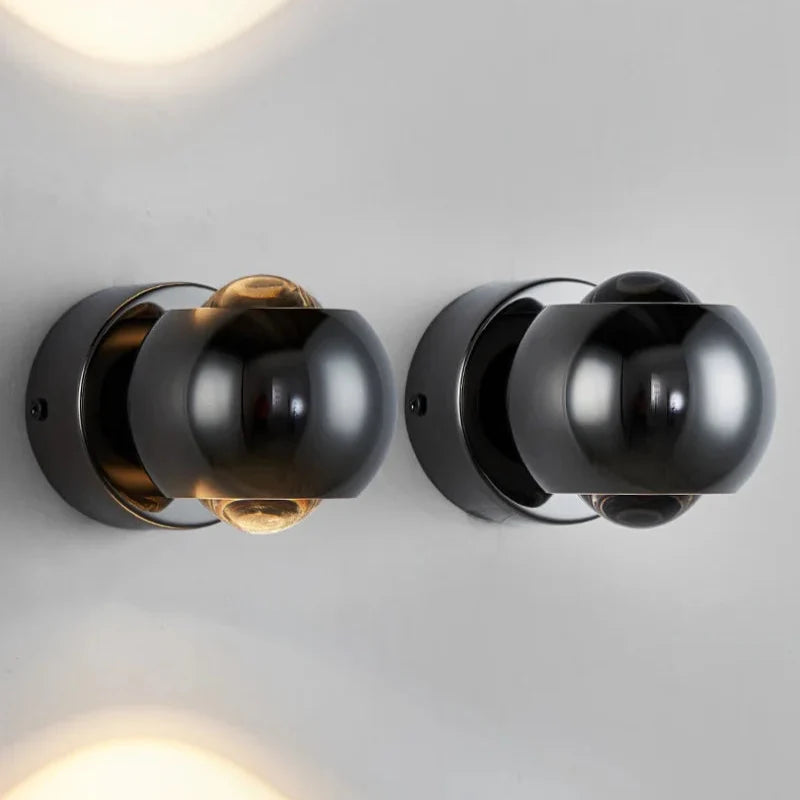 Lampada da parete LED Orbis – Lampada a sfera girevole in nero con orientamento luce a 360°