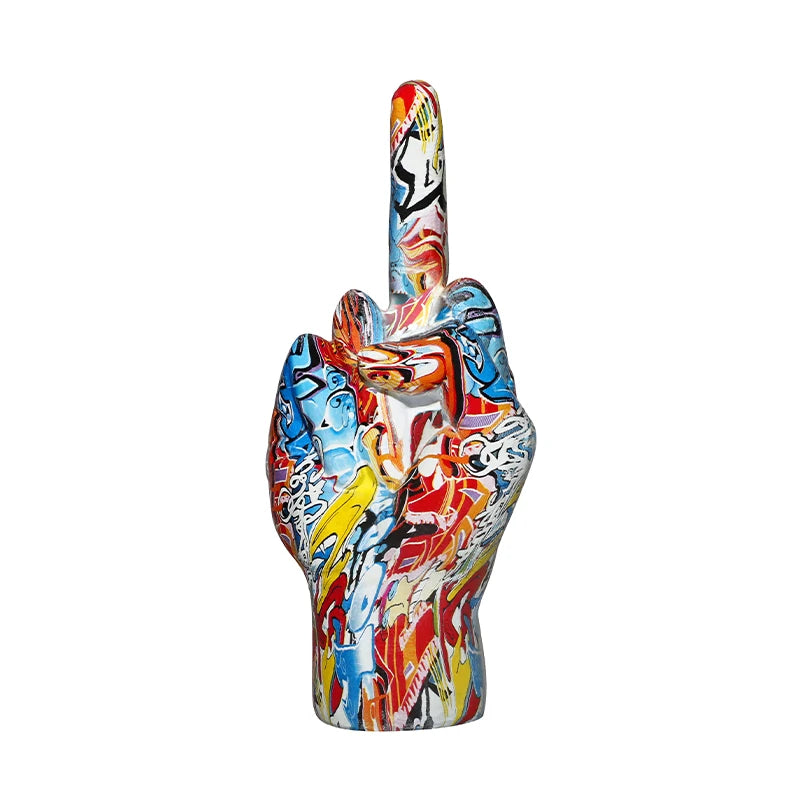 Brunno Figura | Scultura di mano graffiti in resina artistica come pezzo provocatorio