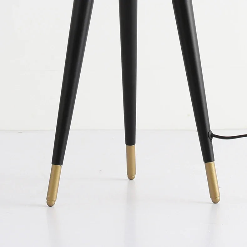Lampada da terra Solano Coyote – Lampada di lusso a treppiede con paralume dorato dal design moderno