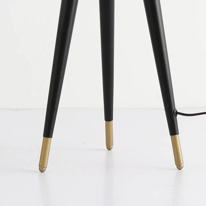 Lampada da terra Solano Coyote – Lampada di lusso a treppiede con paralume dorato dal design moderno