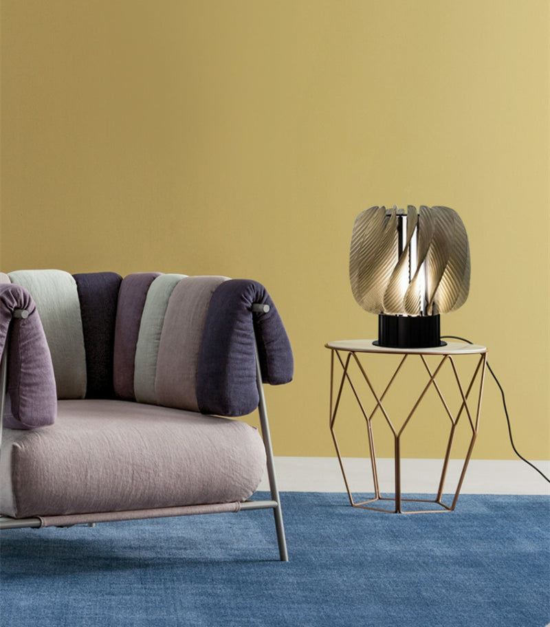 Lampada da tavolo LED moderna ed elegante dal design minimalista in alluminio