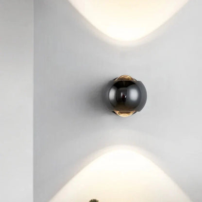 Lampada da parete LED Orbis – Lampada a sfera girevole in nero con orientamento luce a 360°