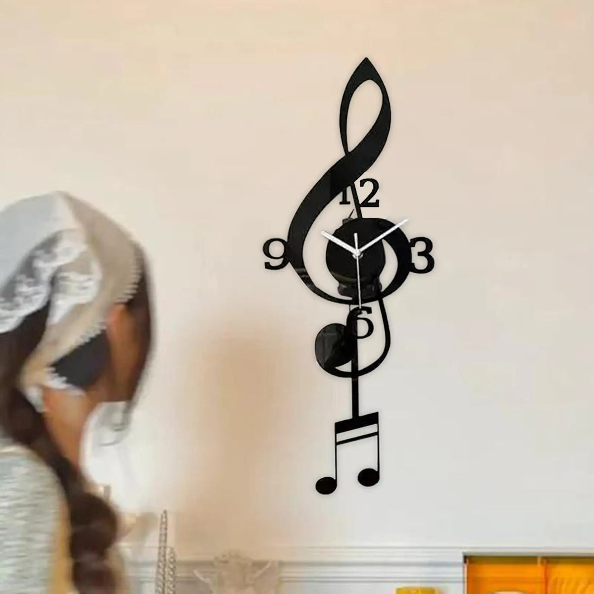Pendeluhr in Form einer musikalischen Note