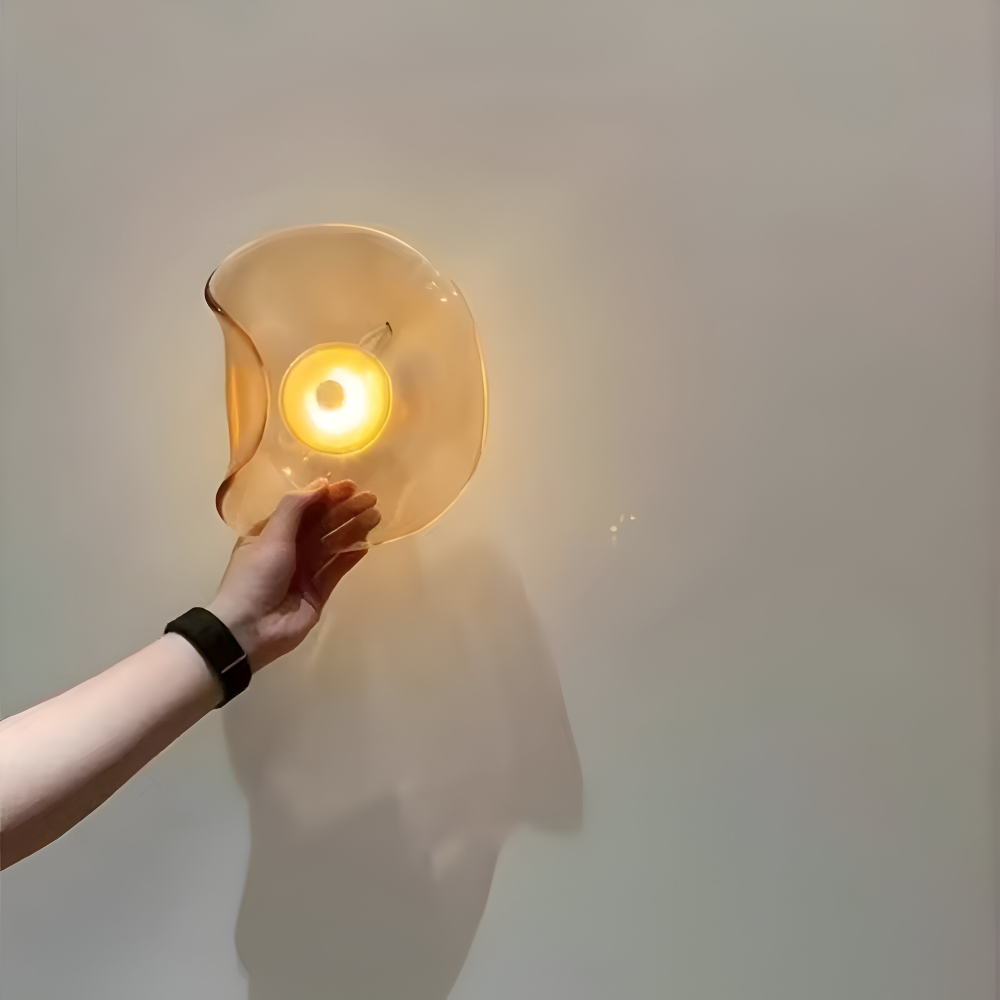 NordLume – Gebogene Glas-Wandleuchte im Skandinavisch-Japandi-Stil mit LED-Beleuchtung