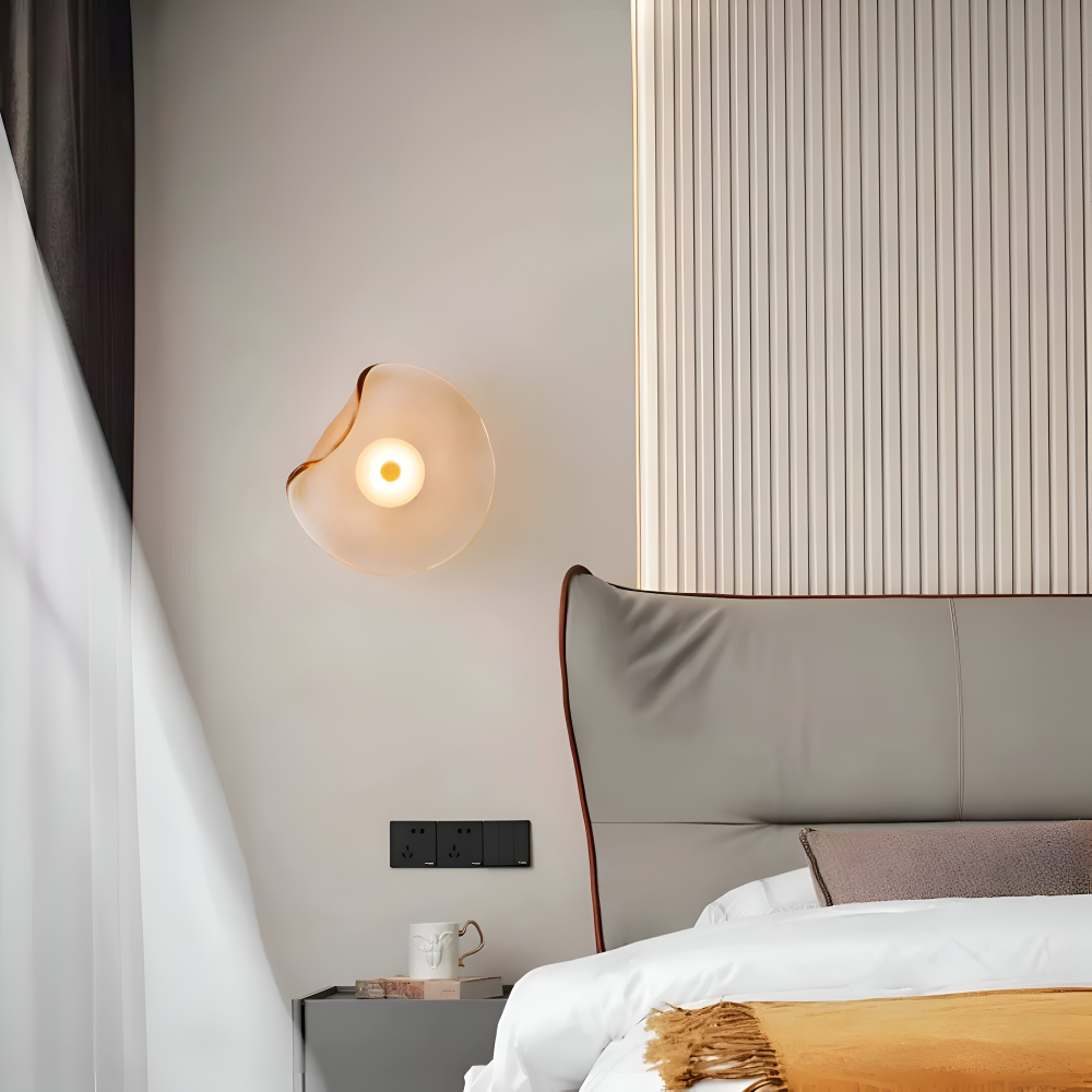 NordLume – Gebogene Glas-Wandleuchte im Skandinavisch-Japandi-Stil mit LED-Beleuchtung