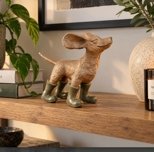 Windolo | Dekoration Hundefigur im Wind mit Gummistiefeln aus Kunstharz
