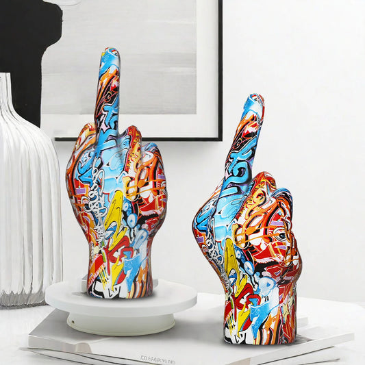Brunno Figura | Scultura di mano graffiti in resina artistica come pezzo provocatorio