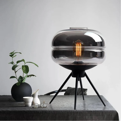 Stella Tripod Tischlampe mit Glasschirm – Modernes Design und warmes Licht