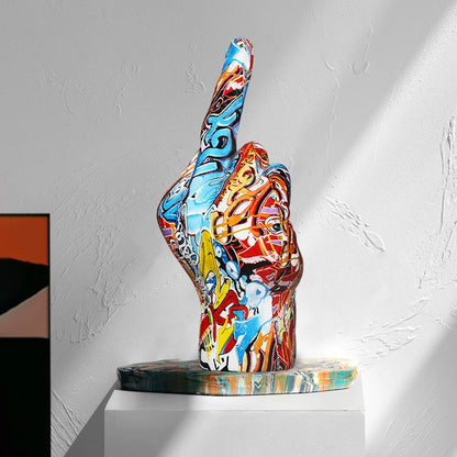 Brunno Figura | Scultura di mano graffiti in resina artistica come pezzo provocatorio