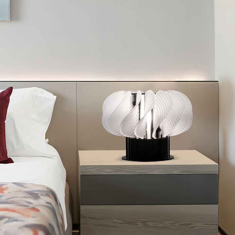 Lampada da tavolo LED moderna ed elegante dal design minimalista in alluminio