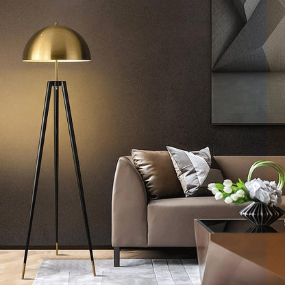 Lampada da terra Solano Coyote – Lampada di lusso a treppiede con paralume dorato dal design moderno