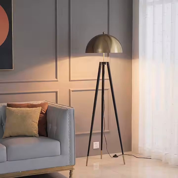 Lampada da terra Solano Coyote – Lampada di lusso a treppiede con paralume dorato dal design moderno