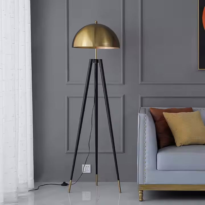 Lampada da terra Solano Coyote – Lampada di lusso a treppiede con paralume dorato dal design moderno