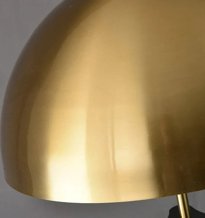 Lampada da terra Solano Coyote – Lampada di lusso a treppiede con paralume dorato dal design moderno