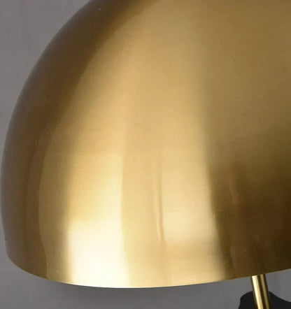 Lampada da terra Solano Coyote – Lampada di lusso a treppiede con paralume dorato dal design moderno