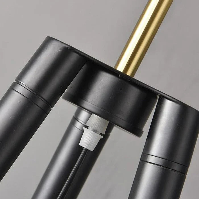 Lampada da terra Solano Coyote – Lampada di lusso a treppiede con paralume dorato dal design moderno