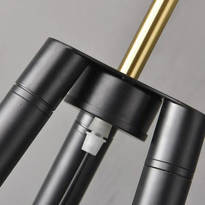 Lampada da terra Solano Coyote – Lampada di lusso a treppiede con paralume dorato dal design moderno