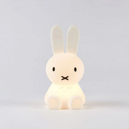 Hoppela | Hasen Tischlampe aus Kunststoff, minimalistische Figur fürs Kinderzimmer